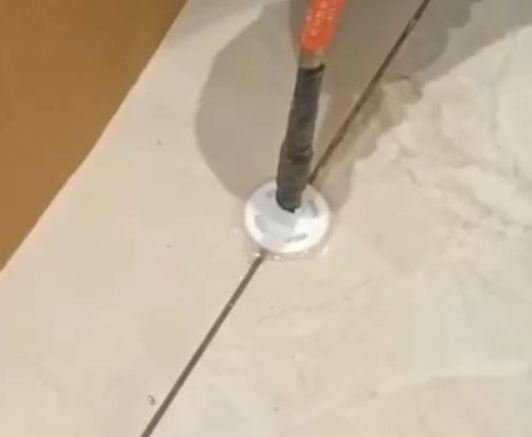 德城瓷砖空鼓维修公司专业解答瓷砖在铺贴过程中，如果没有涂抹均匀到位的粘结材料（如水泥砂浆或瓷砖胶），可能会导致以下问题